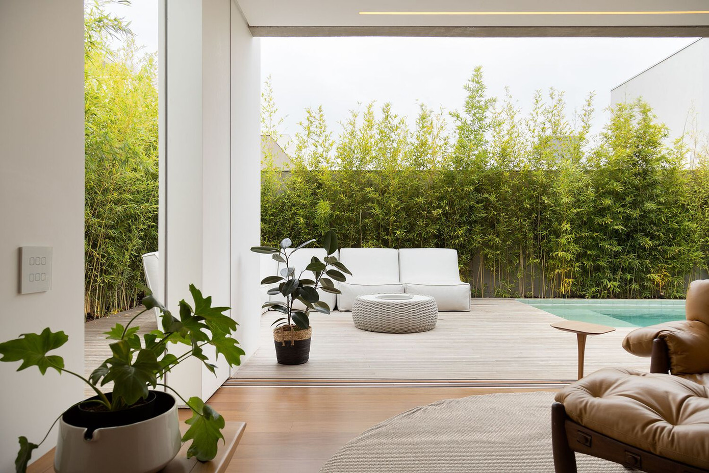 Nhờ sự tận dụng sáng tạo địa hình dốc của khu đất, các kiến trúc sư đã tạo nên một ngôi nhà với kiến trúc ấn tượng và đầy tính nghệ thuật.