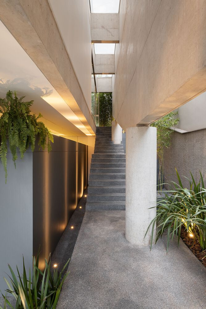 Lối vào chính nằm trên tầng hai so với mặt đường, chiếm gần như toàn bộ phần mở rộng của không gian kiến trúc.