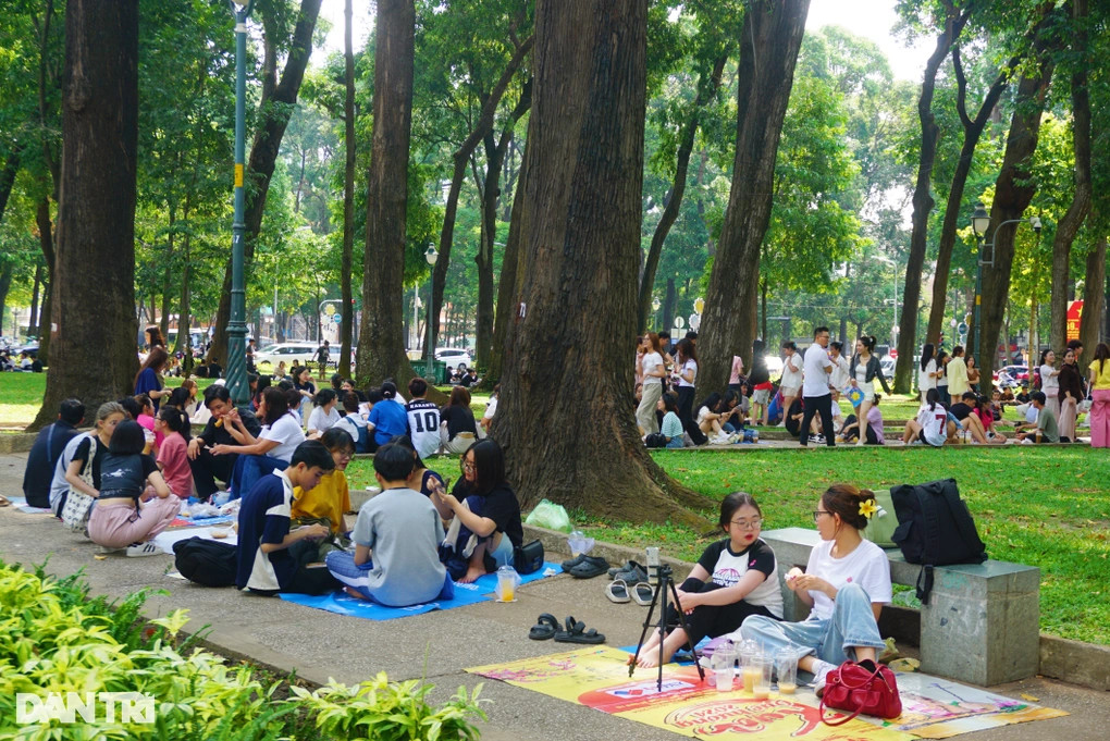 Công viên 30/4 đông nghịt người trong ngày Giỗ Tổ Hùng Vương (Ảnh: Mộc Khải).
