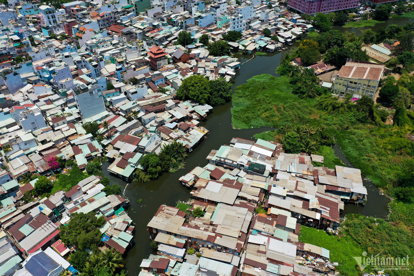 Toàn cảnh khu nhà “ổ chuột” ven rạch Văn Thánh, quận Bình Thạnh.