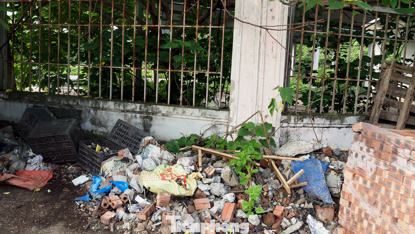 Phần tường rào của chợ sau thời gian dài đã hư hỏng, một vài nơi trở thành nơi đổ rác của người dân.