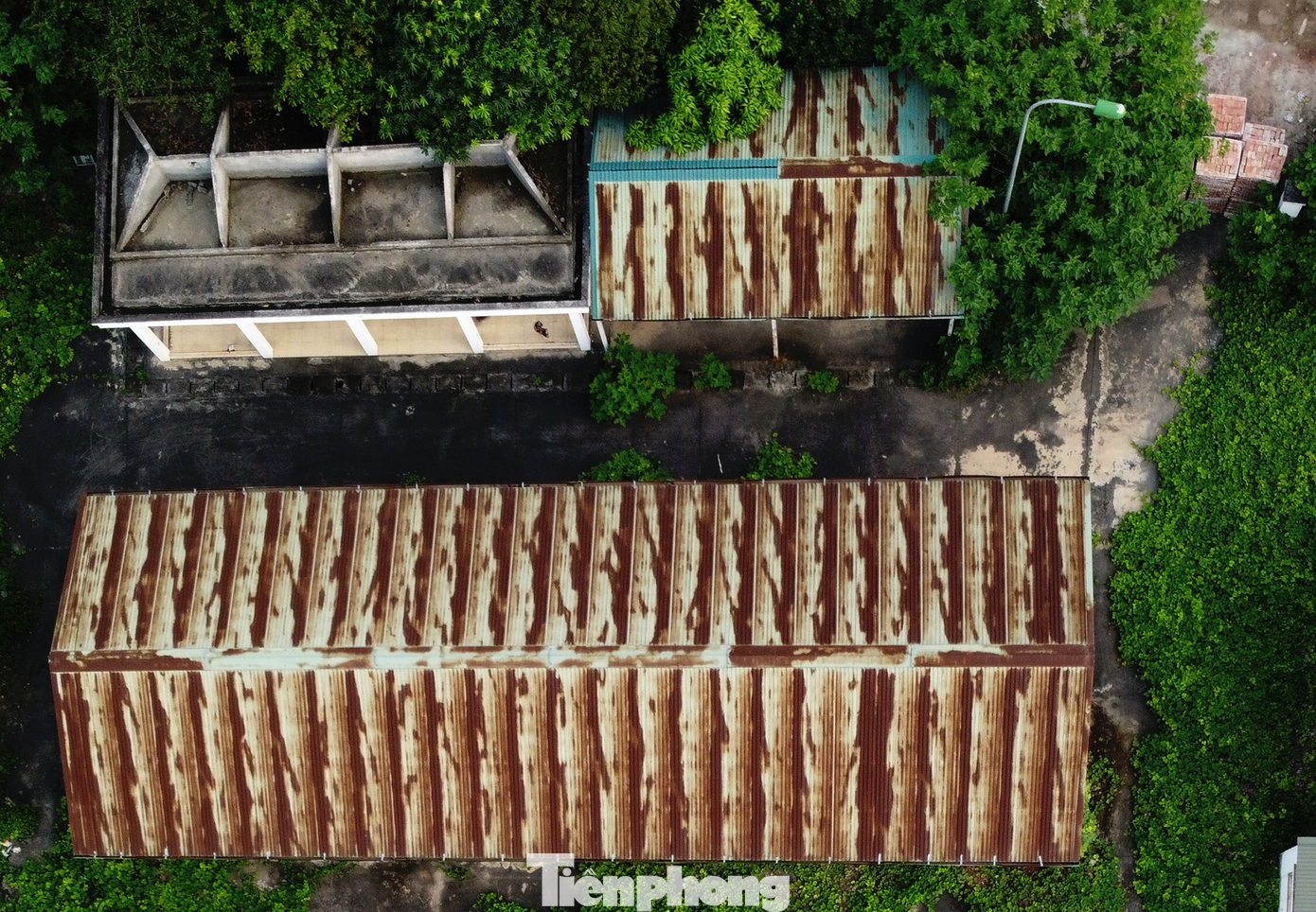 Hiện tại, tất cả các hạng mục được xây dựng đã xuống cấp nghiêm trọng. Trong đó, mái chợ đã hoen ố, gỉ sét.