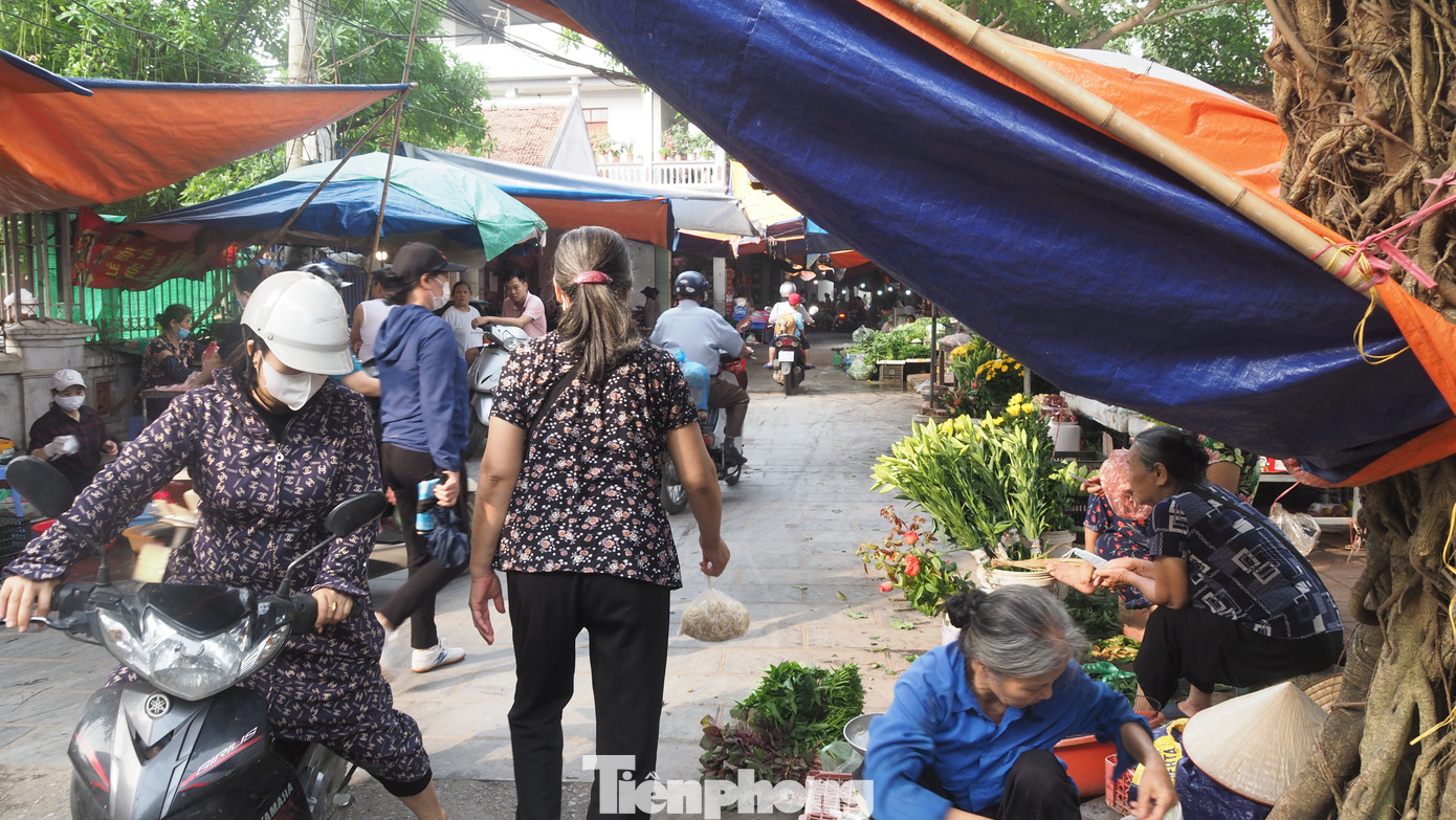 Gần dự án chợ Tây Mỗ, một khu chợ tạm xuất hiện từ nhiều năm qua, gây tắc đường mỗi giờ cao điểm.