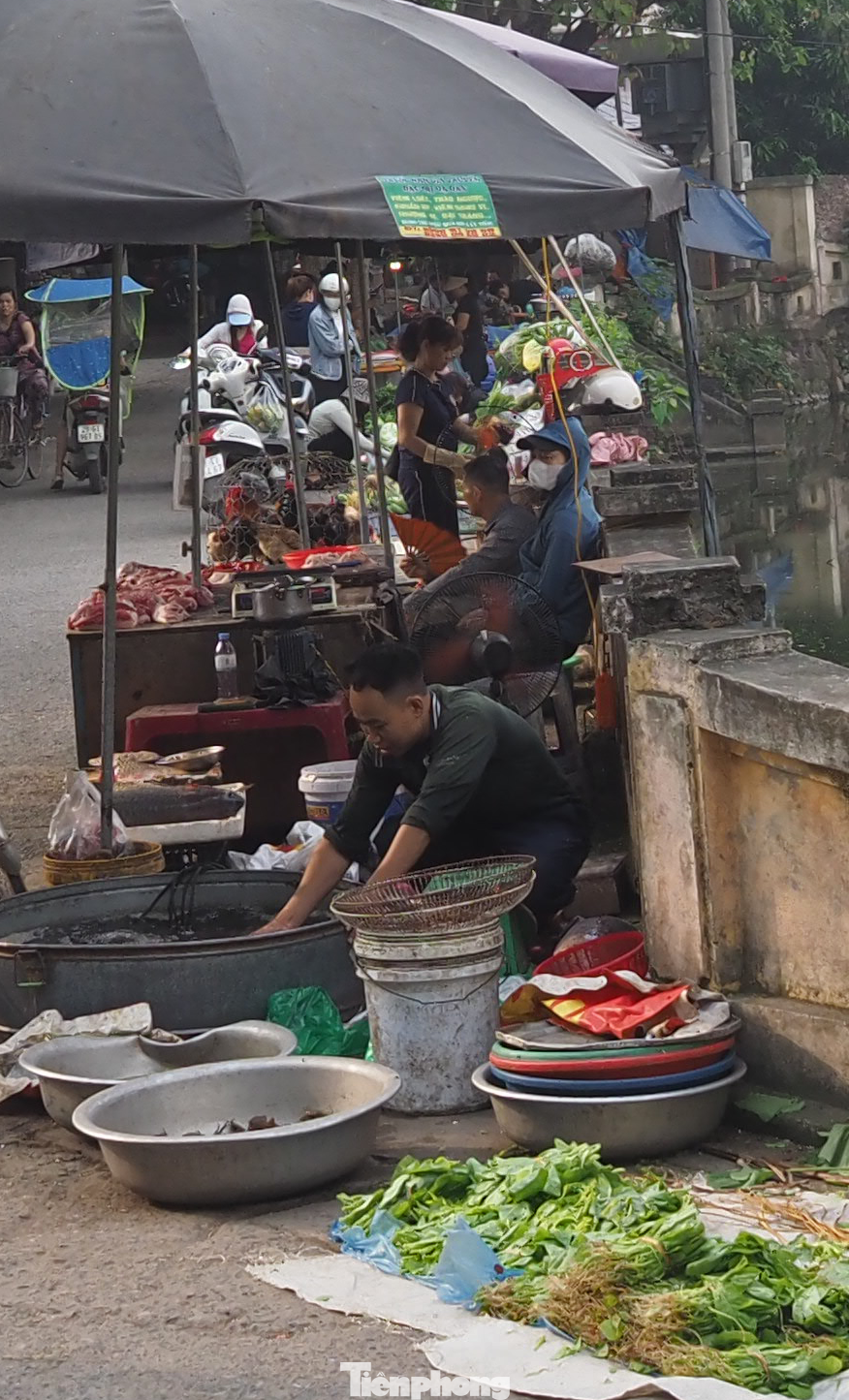 Liên quan đến các dự án chợ, năm 2023, UBND TP Hà Nội đã ban hành kế hoạch xây mới 48 dự án chợ, cải tạo 57 chợ. Việc xây mới chợ nhằm làm giảm tình trạng chợ cóc, chợ tạm phát sinh gây mất mỹ quan đô thị, mất an toàn giao thông.