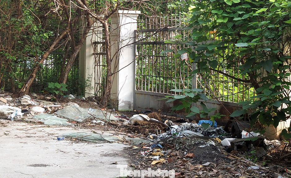 Phần tường rào của chợ sau thời gian dài đã hư hỏng, một vài nơi trở thành nơi đổ rác của người dân.