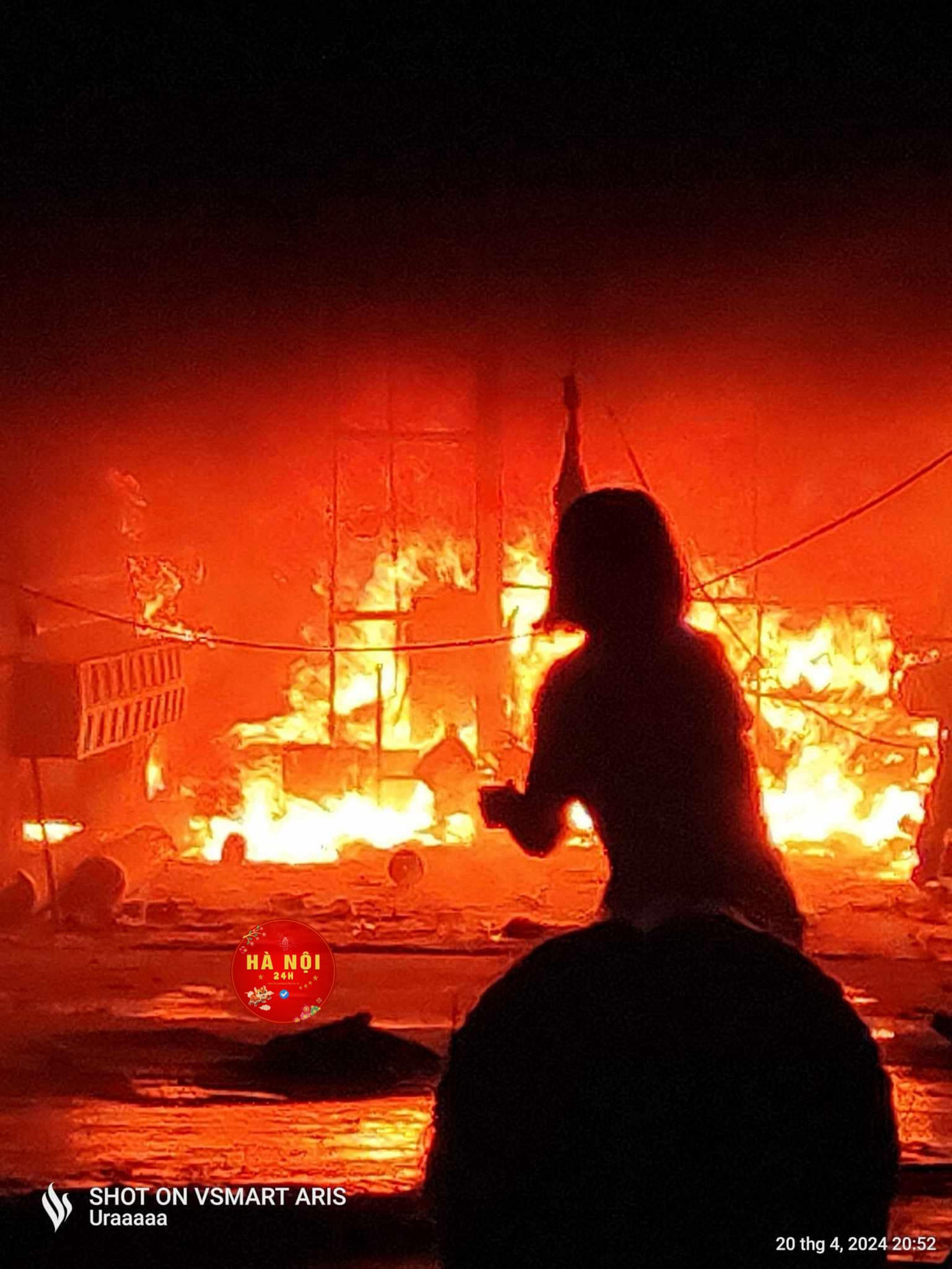 Ngay lập tức, một ngọn lửa lớn đã bốc lên khiến nhiều người dân hoang mang bỏ chạy. (Ảnh: Facebook Hà Nội 24H)