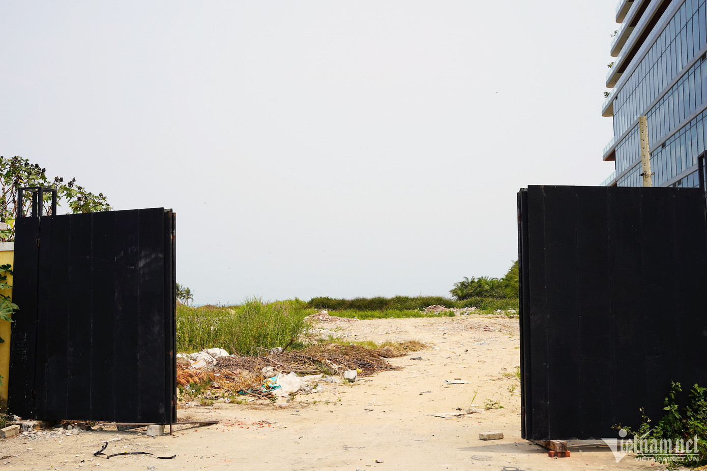 Hai bên của dự án bỏ hoang là khách sạn, resort 4-5 sao.