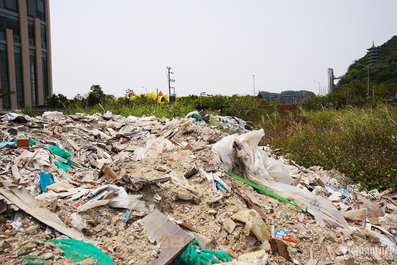 Khu "đất vàng" ven biển này đang trở thành nơi tập kết xà bần, rác thải.