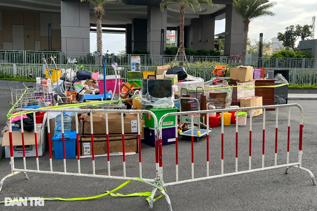 Đồ đạc bị đặt ngổn ngang dưới sân chung cư (Ảnh: Quỳnh Tâm). Đồ đạc bị đặt ngổn ngang dưới sân chung cư (Ảnh: Quỳnh Tâm).