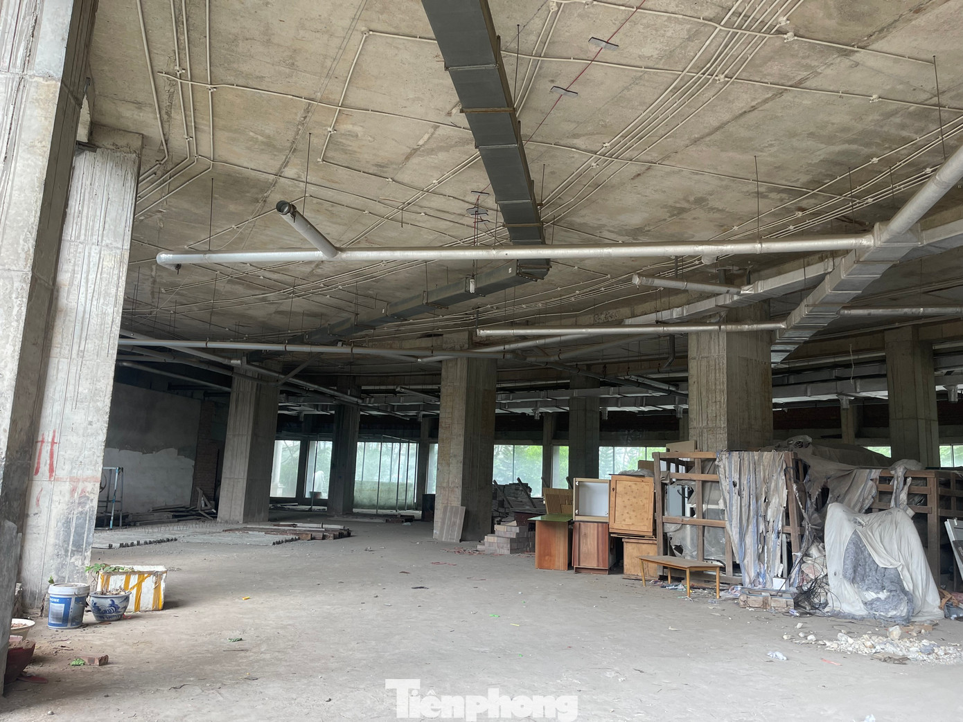 Phía bên trong bệnh viện trở thành nơi tập kết vật liệu xây dựng và nơi tá túc của một số công nhân gặp khó khăn về nơi ở.