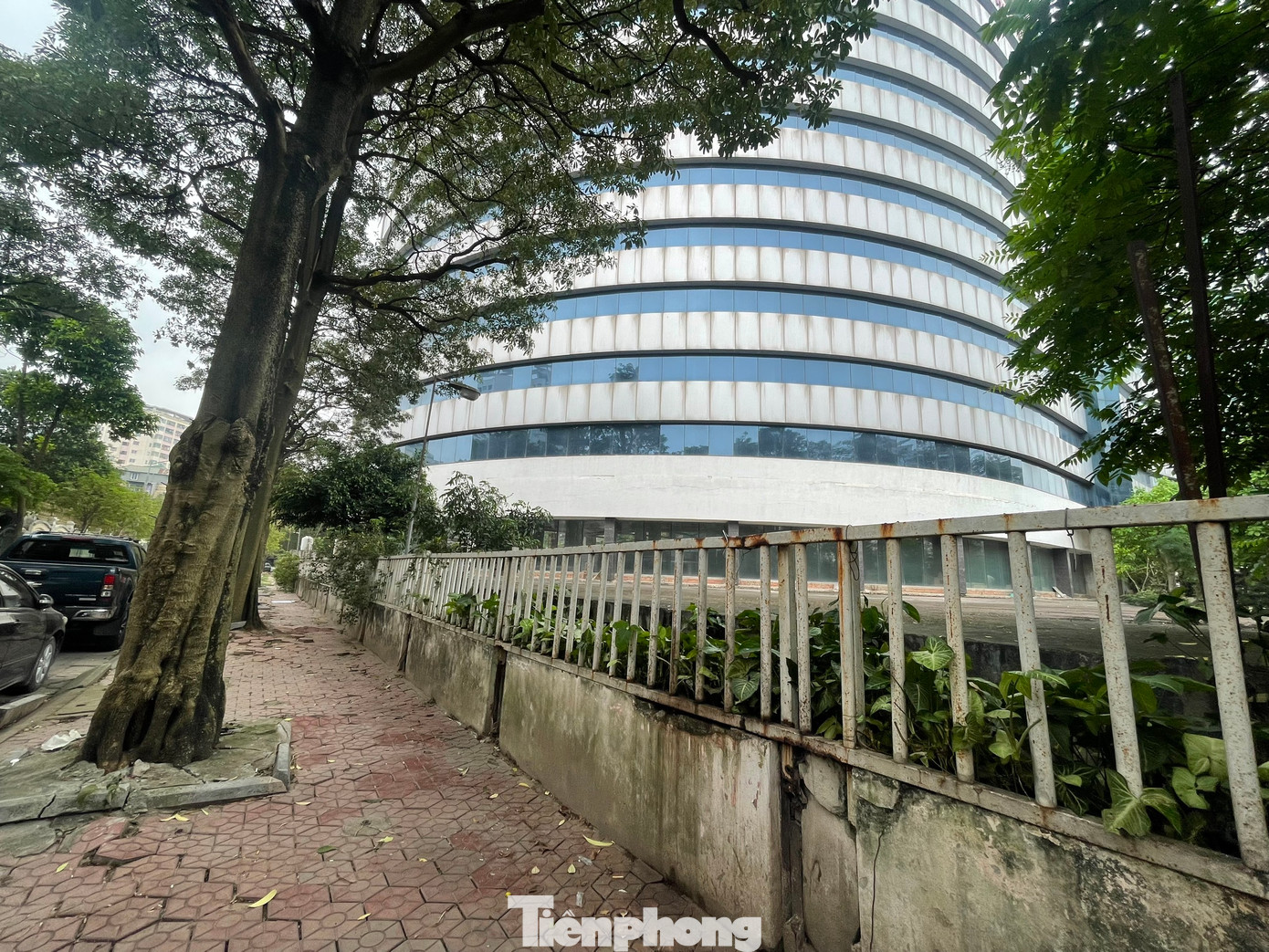 Theo bà Hương, lúc đầu cũng chỉ nghĩ tranh chấp 1-2 năm là xong, nên cố đợi mọi thứ hoàn hảo rồi mới hoạt động, nào ngờ tới nay đã rất nhiều năm. Thậm chí, người dân còn khiếu nại chủ đầu tư không có năng lực, thiếu vốn nên bệnh viện bị bỏ hoang, vì vậy không nên giao thêm đất.