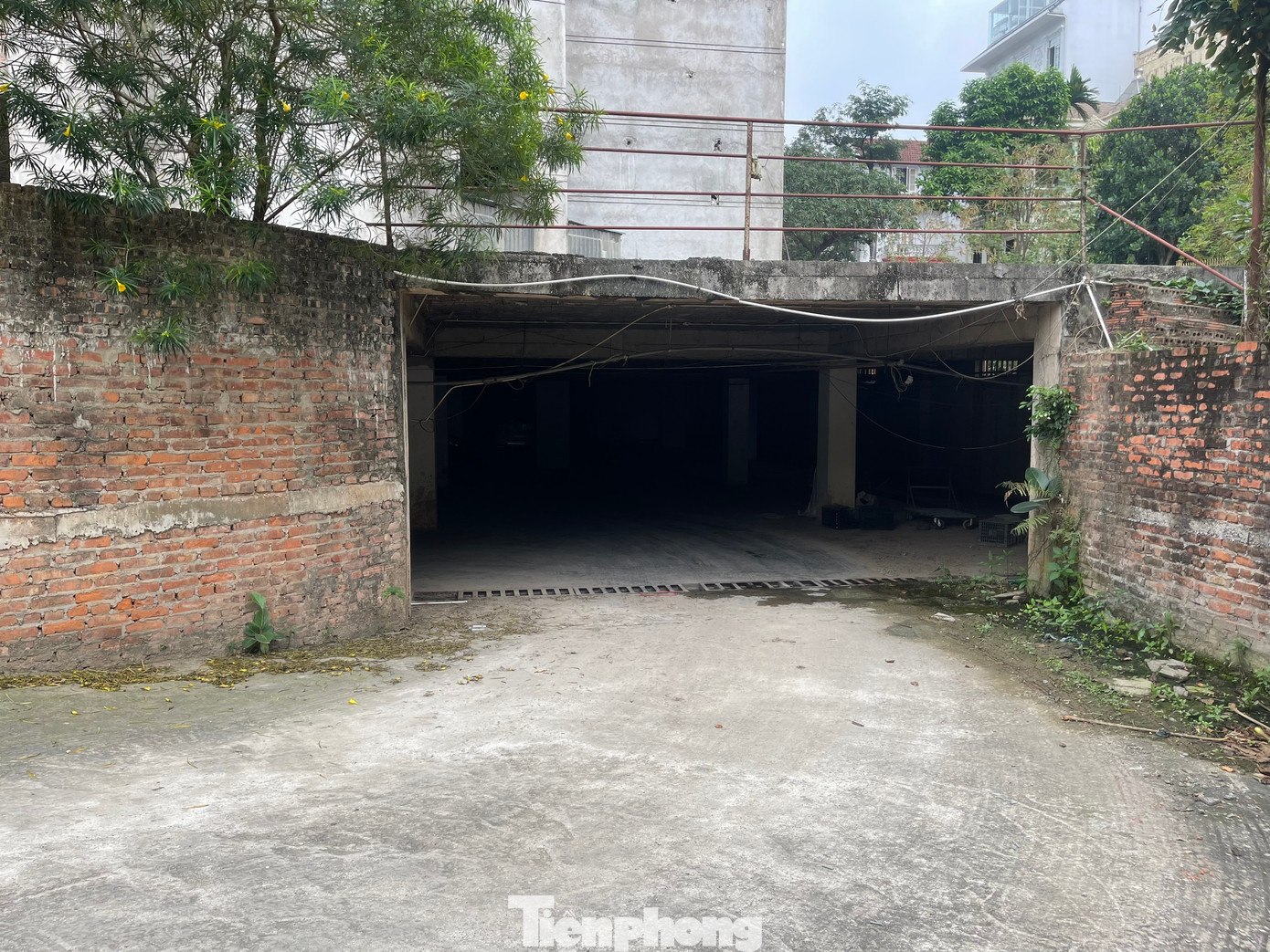 Hầm để xe được trưng dụng làm nơi đỗ xe của một số cá nhân.