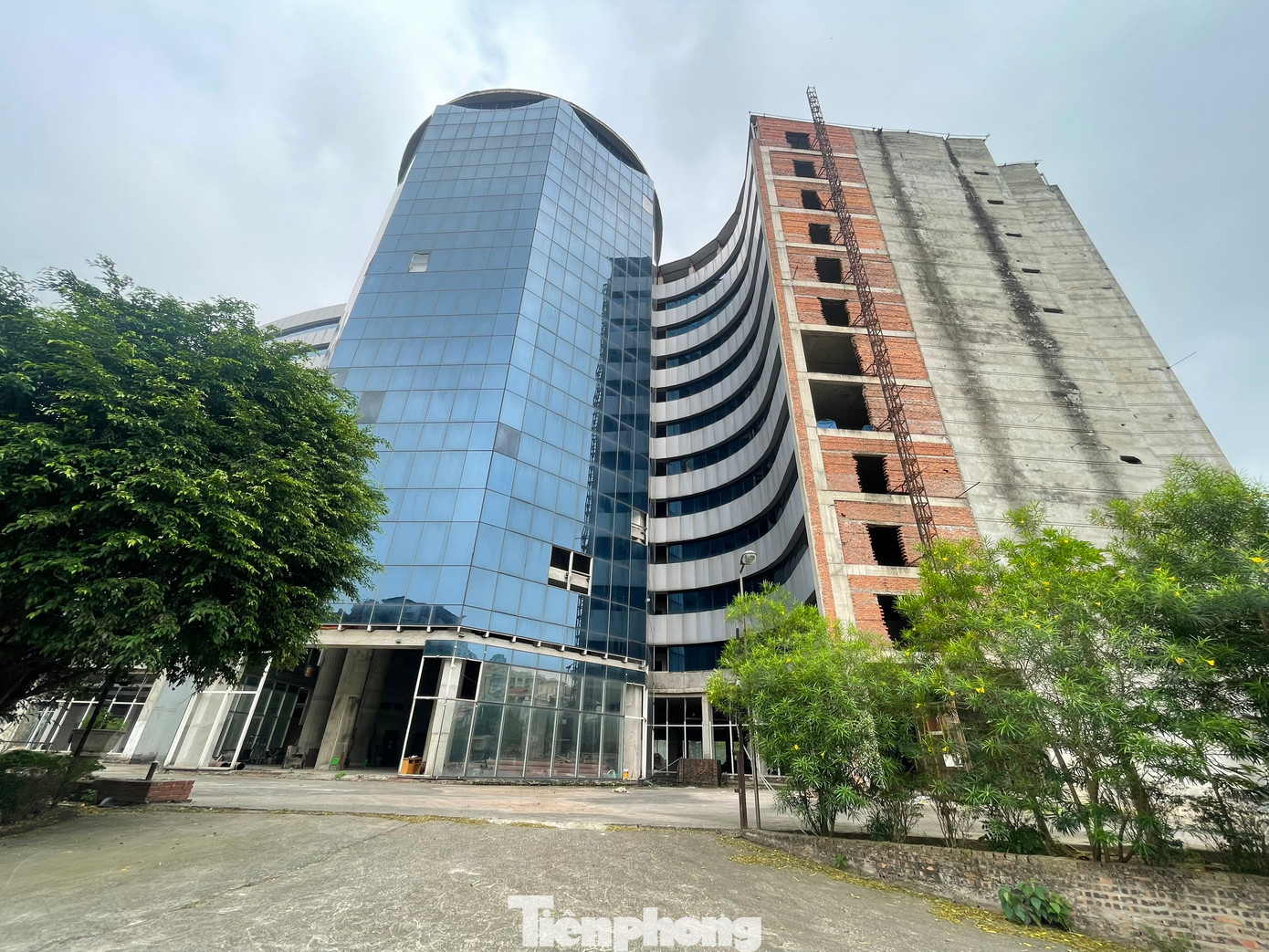 Thiếu trường học, bệnh viện là thực trạng diễn ra phổ biến ở các TP lớn trên thế giới và Hà Nội cũng không ngoại lệ. Vì thế, Thủ đô đang đặt mục tiêu ưu tiên hoàn thành sớm 4 bệnh viện đa khoa lớn tại các cửa ngõ thủ đô, hoàn thành chỉ tiêu 30 - 35 giường bệnh/10.000 dân vào năm 2025.