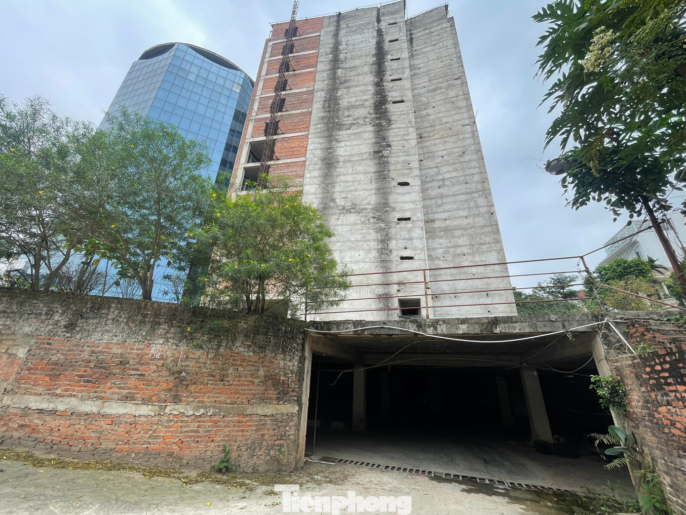 Hầm để xe được trưng dụng làm nơi đỗ xe của một số cá nhân.