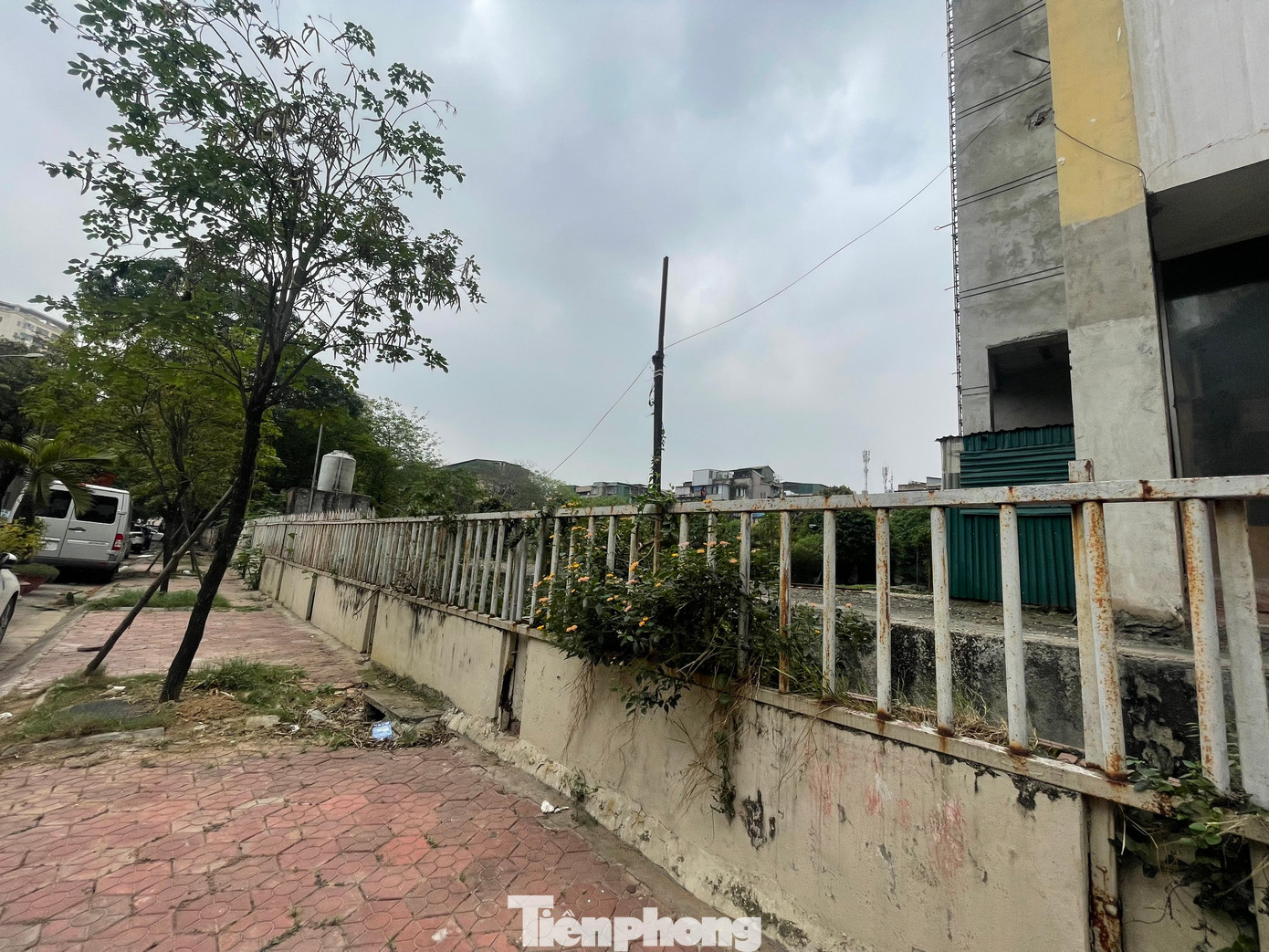 Theo bà Hương, lúc đầu cũng chỉ nghĩ tranh chấp 1-2 năm là xong, nên cố đợi mọi thứ hoàn hảo rồi mới hoạt động, nào ngờ tới nay đã rất nhiều năm. Thậm chí, người dân còn khiếu nại chủ đầu tư không có năng lực, thiếu vốn nên bệnh viện bị bỏ hoang, vì vậy không nên giao thêm đất.