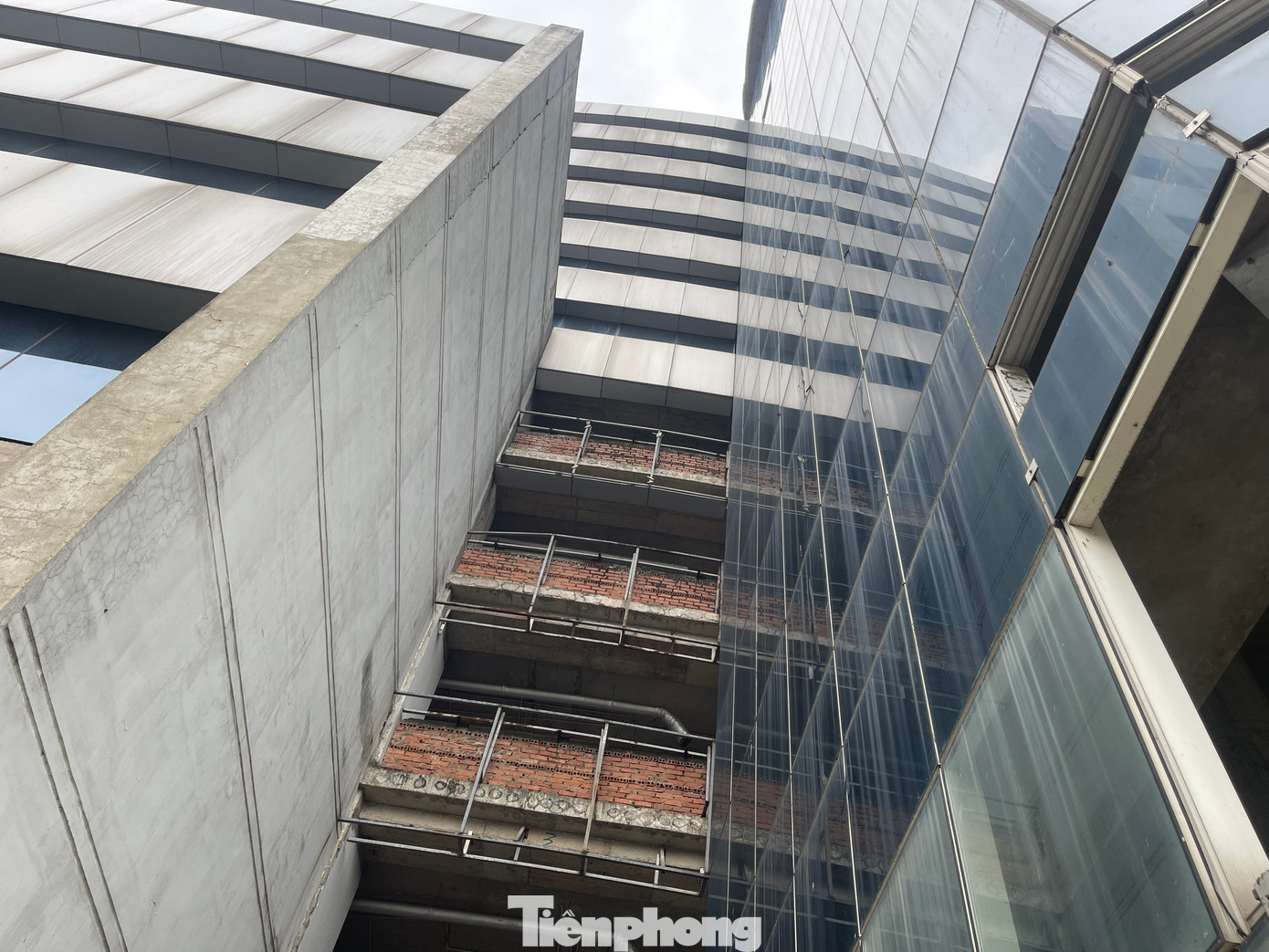 Do những vướng mắc vừa nêu, hơn 20 năm qua Bệnh viện quốc tế Hoa Kỳ Hà Nội đành “bất động”.