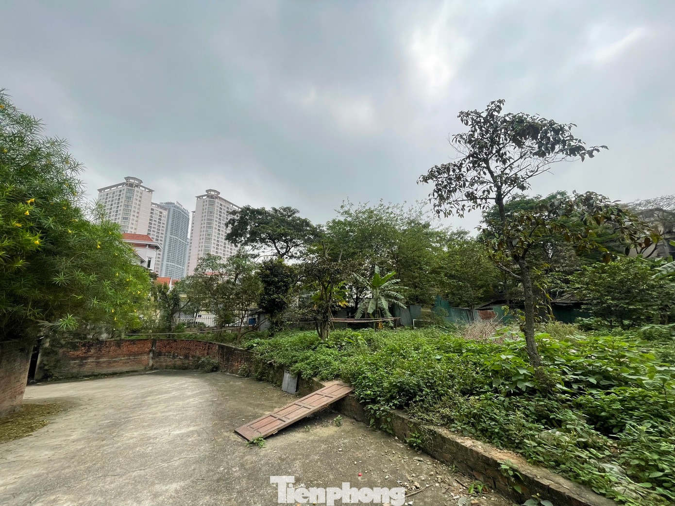 Trao đổi với Tiền Phong năm 2016, bà Nguyễn Thị Giáng Hương, Tổng giám đốc Bệnh viện Quốc tế Hoa Kỳ Hà Nội (Khi ấy là Phó Tổng Giám đốc bệnh viện) cho biết, mặc dù đã rót vào dự án ngót nghét 700 tỷ đồng, nhưng dự án không thể thực hiện do lối vào bệnh viện đi qua phần đất người dân lấn chiếm. Việc này dẫn đến tình trạng bệnh viện không có lối vào.