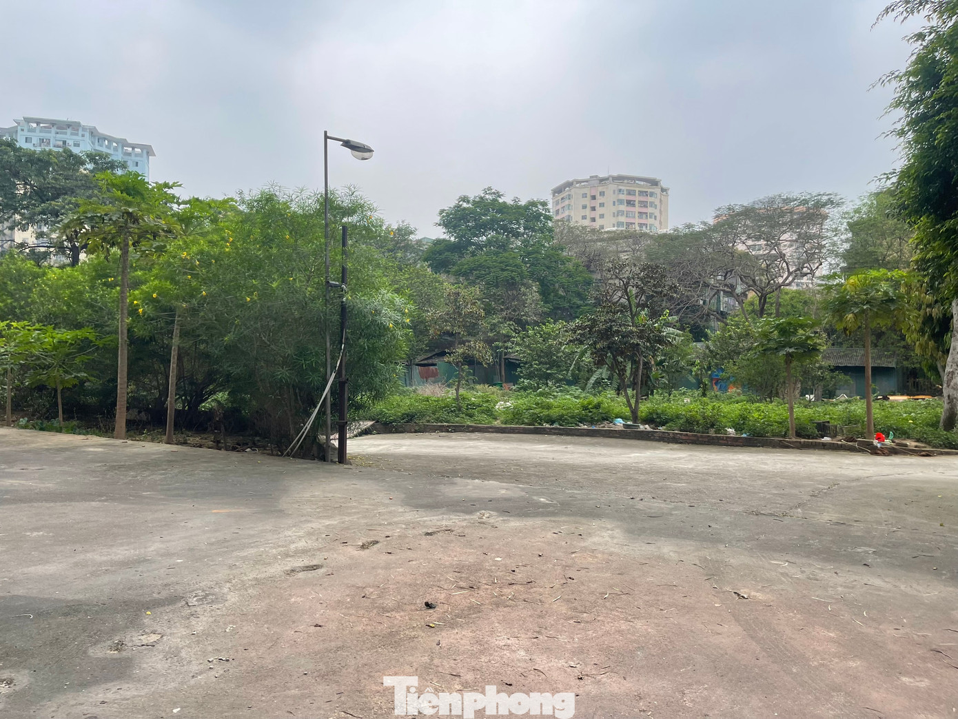 Trao đổi với Tiền Phong năm 2016, bà Nguyễn Thị Giáng Hương, Tổng giám đốc Bệnh viện Quốc tế Hoa Kỳ Hà Nội (Khi ấy là Phó Tổng Giám đốc bệnh viện) cho biết, mặc dù đã rót vào dự án ngót nghét 700 tỷ đồng, nhưng dự án không thể thực hiện do lối vào bệnh viện đi qua phần đất người dân lấn chiếm. Việc này dẫn đến tình trạng bệnh viện không có lối vào.