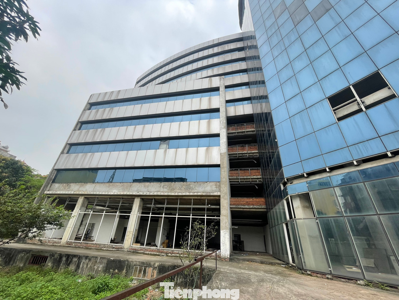 Do những vướng mắc vừa nêu, hơn 20 năm qua Bệnh viện quốc tế Hoa Kỳ Hà Nội đành “bất động”.