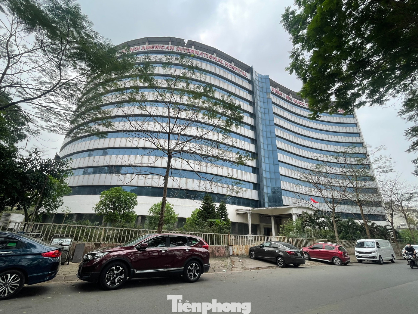 Kế hoạch đặt ra là vậy, nhưng trên thực tế lại có nhiều bệnh viện quy mô lớn mặc dù đã xây dựng xong nhưng bỏ hoang hàng chục năm, gây lãng phí nguồn lực như bệnh viện quốc tế Hoa Kỳ Hà Nội tại số 9 phố Chùa Hà (Dịch Vọng, quận Cầu Giấy).