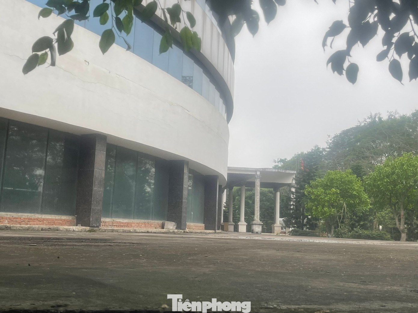 Khung cảnh hiện tại của bệnh viện quốc tế Hoa Kỳ Hà Nội khiến nhiều người tiếc nuối và xót xa.