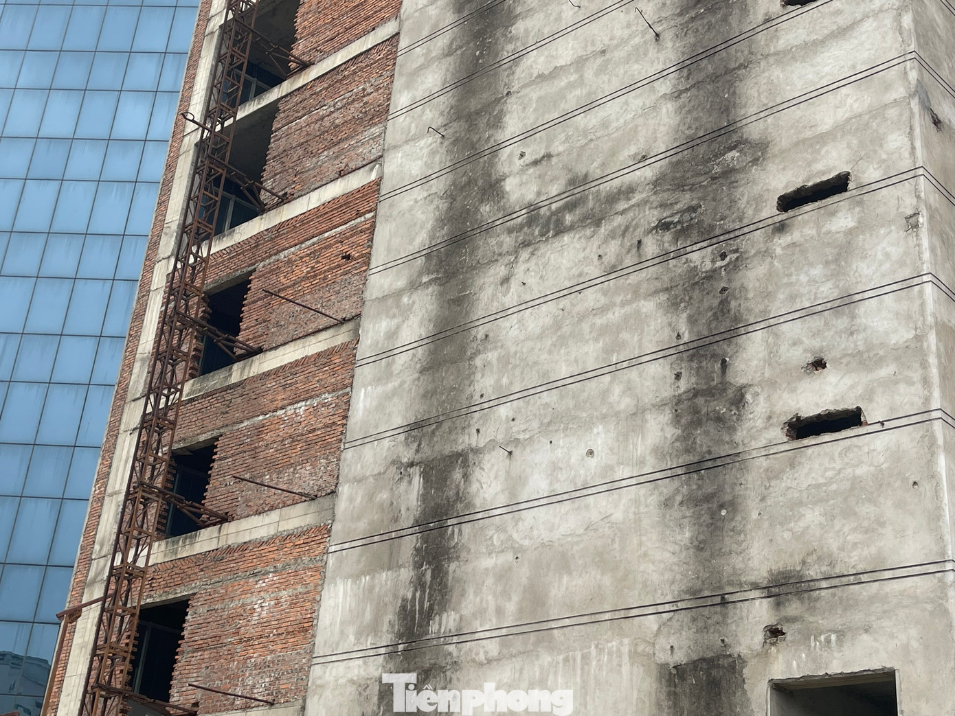 Sắt thép rỉ sét, kính vỡ, xi măng bong tróc,… là những gì dễ dàng bắt gặp tại bệnh viện quốc tế Hoa Kỳ Hà Nội.