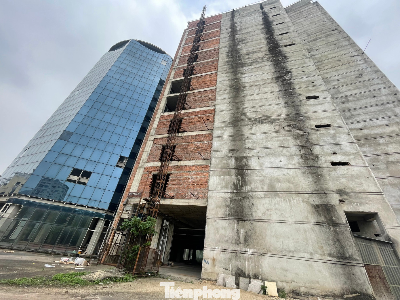 Sắt thép rỉ sét, kính vỡ, xi măng bong tróc,… là những gì dễ dàng bắt gặp tại bệnh viện quốc tế Hoa Kỳ Hà Nội.