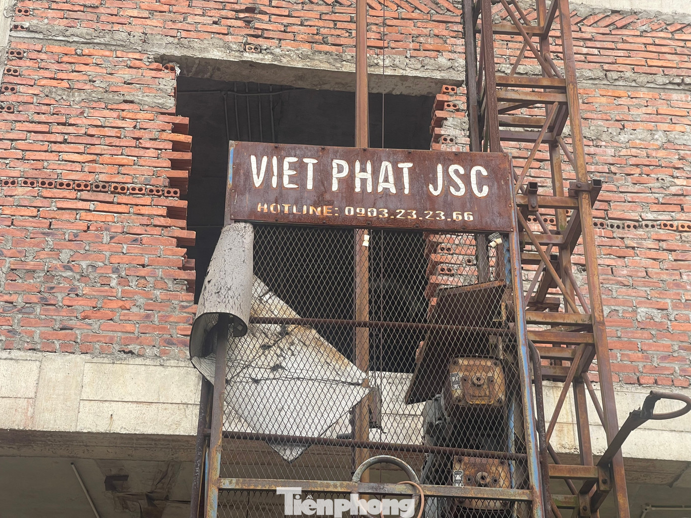 Sắt thép rỉ sét, kính vỡ, xi măng bong tróc,… là những gì dễ dàng bắt gặp tại bệnh viện quốc tế Hoa Kỳ Hà Nội.