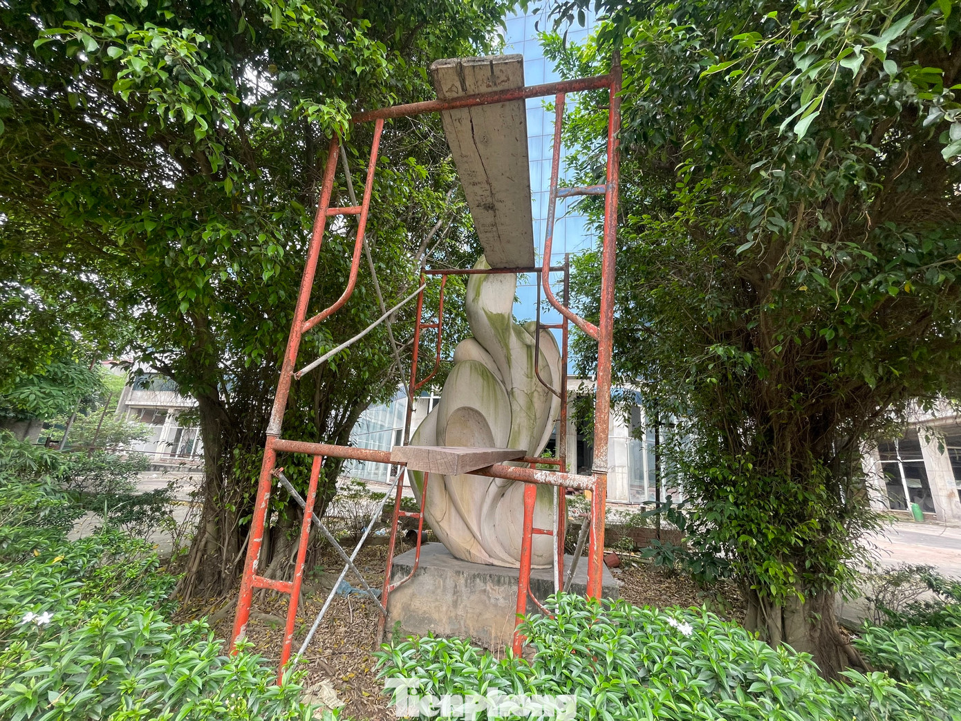 Ngày 27/7/2007, công trình bắt đầu thi công và đến ngày 1/9/2010 thì xong phần kết cấu thô.