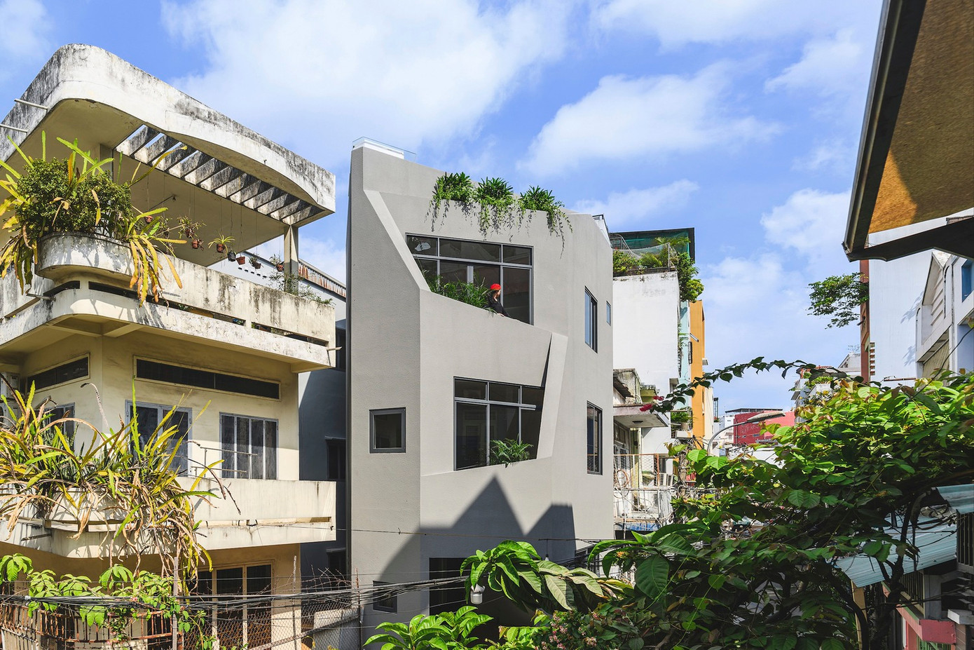 Việc mở rộng đô thị không nhất quán ở các khu dân cư nội thành đôi khi dẫn đến xuất hiện những mảnh đất có hình dạng kỳ lạ, khó có thể sử dụng được là điều không hiếm, và ngôi nhà này cũng vậy.