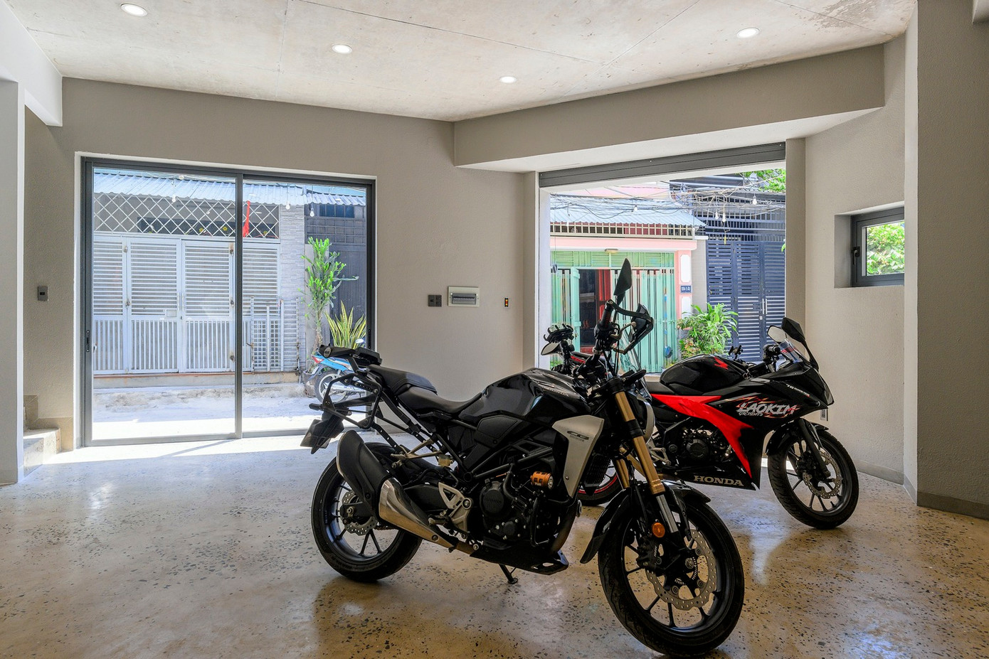 Nhờ không gian nội thất linh hoạt với hình thức kiến trúc độc đáo, tất cả kết hợp với nhau để tạo nên một ngôi nhà tinh tế và ấn tượng.