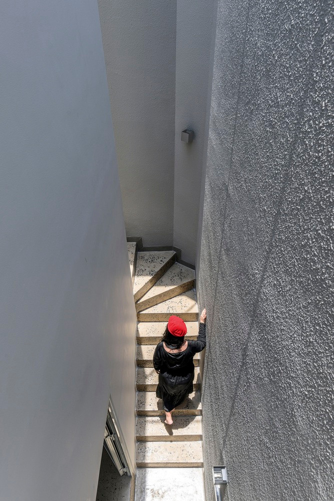 Cầu thang ngoằn ngoèo được thiết kế như một không gian trống rộng 1 mét, cao 10 mét, ngập tràn ánh sáng mặt trời nhờ lớp kính chống tia cực tím đặt trên sân thượng.