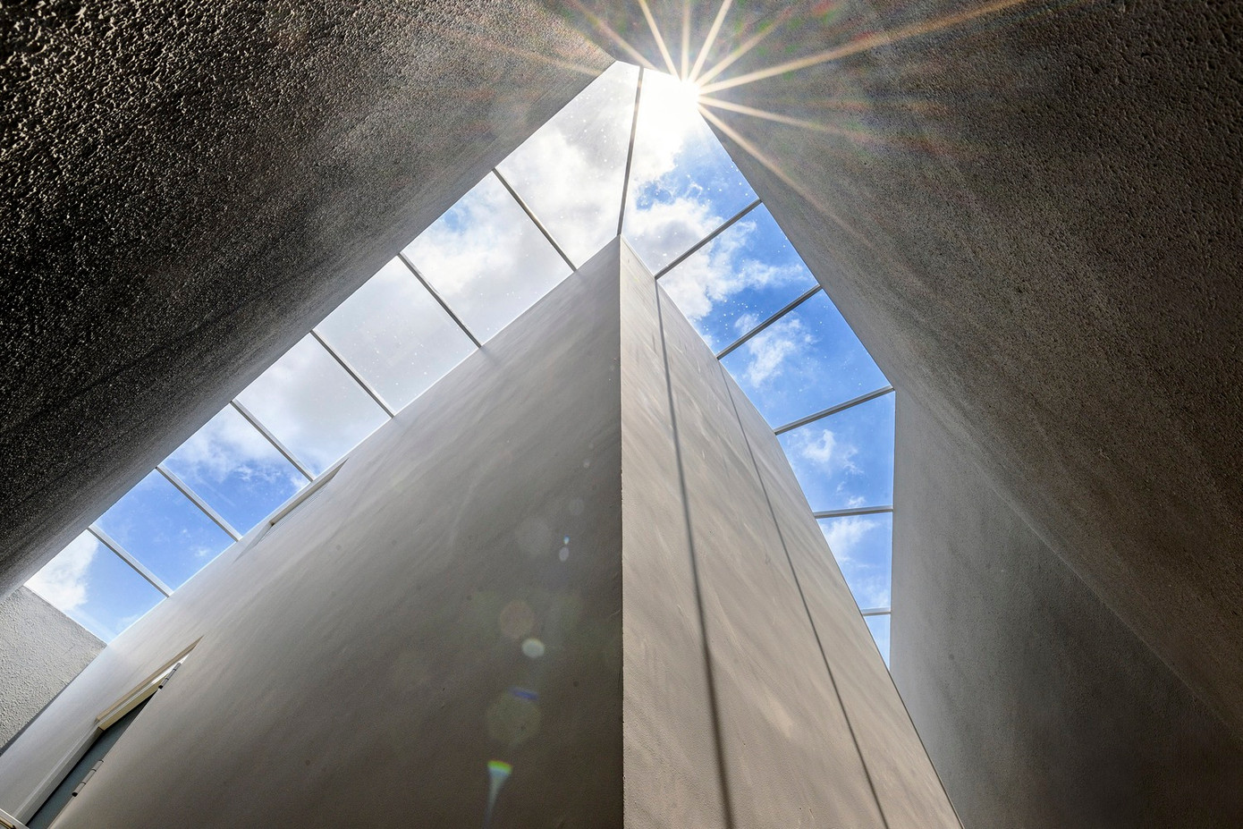 Nhờ không gian nội thất linh hoạt với hình thức kiến trúc độc đáo, tất cả kết hợp với nhau để tạo nên một ngôi nhà tinh tế và ấn tượng.