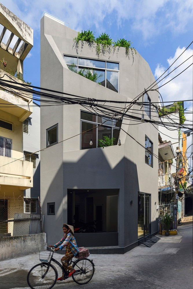 Ngôi nhà tọa lạc tại khu đất góc hình lục giác không đều, rộng 45 m2 trong con hẻm sầm uất ở TP HCM.