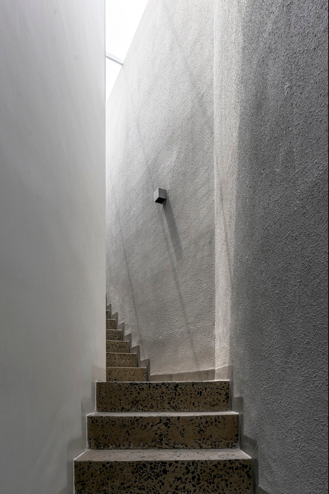 Phòng tắm, nhà vệ sinh và kho chứa đồ được đặt thoải mái bên dưới những cầu thang. Do đó, các không gian chức năng chính được tối ưu hóa.