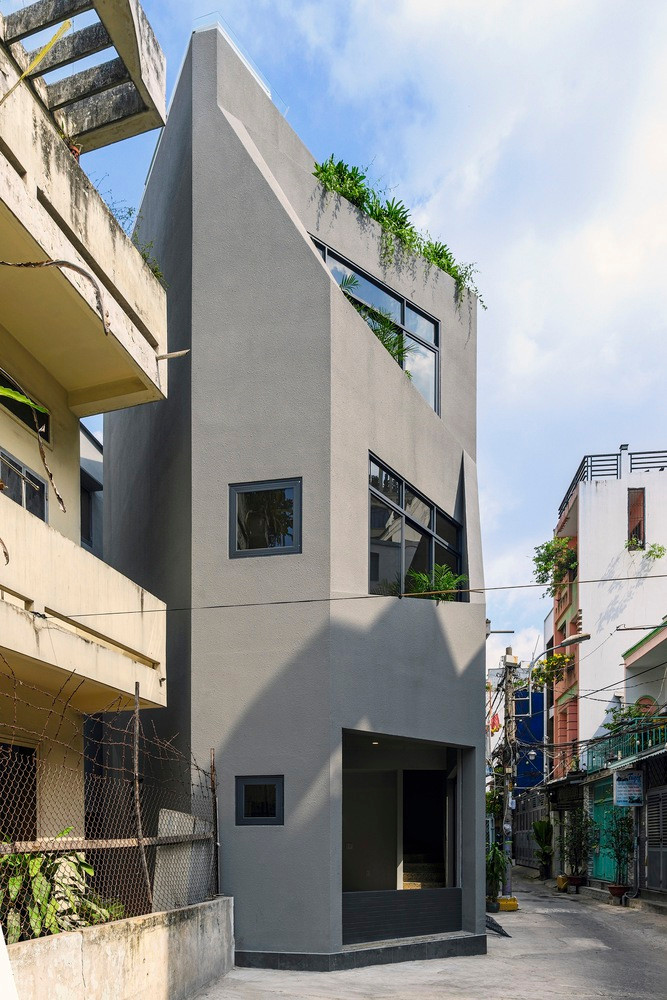 Ban công chìm với tường lan can chéo được đề xuất ở mặt tiền nhìn ra đường, đây như một giải pháp thiết kế hiệu quả nhằm tăng cường sự riêng tư và cách âm, đồng thời thu hút ánh sáng ban ngày và thông gió tự nhiên từ phía Đông Nam.