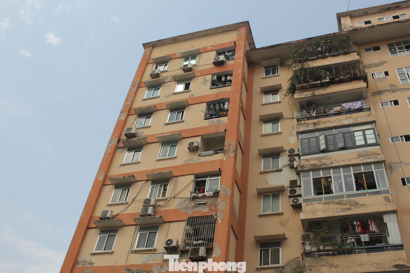 Nhiều năm qua, câu chuyện chung cư tái định cư xuống cấp thời gian dài nhưng không được sửa chữa, cải tạo được nhắc đến như “cơm bữa”.