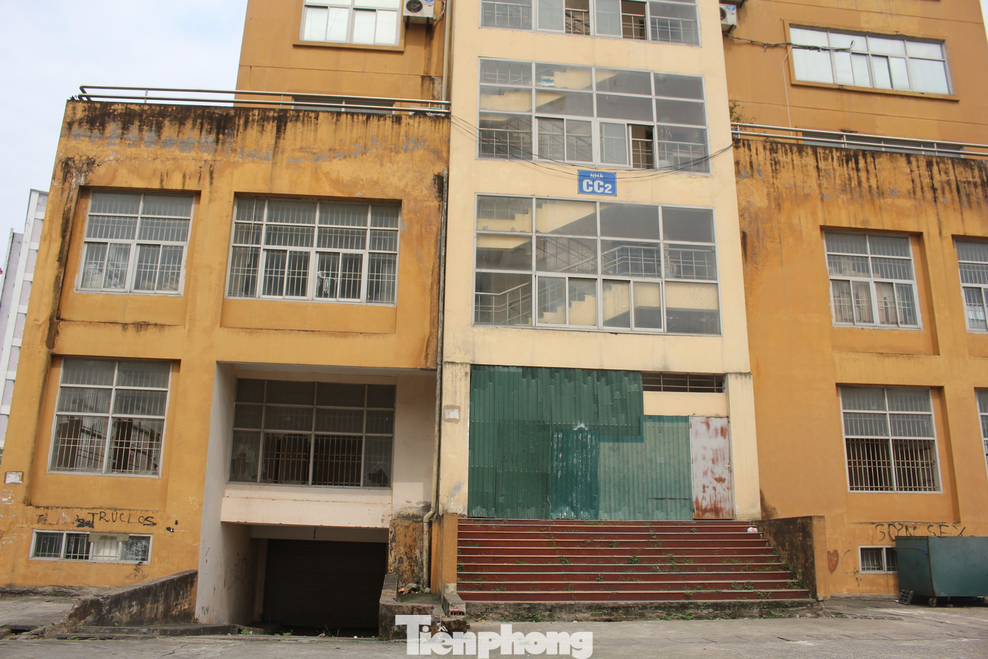 Trao đổi với Tiền Phong, đại diện cư dân cho biết, trong số 10 tòa nhà thuộc khu này, chỉ có tòa N1 thành lập được ban quản trị.