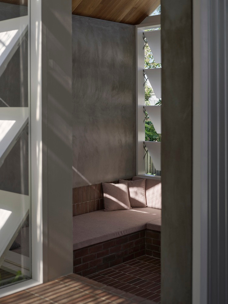 Cửa chớp chắc chắn thay thế những bức tường kiên cố giúp điều hòa không khí và lượng mưa hắt vào trong nhà. Cửa chớp chắc chắn thay thế những bức tường kiên cố giúp điều hòa không khí và lượng mưa hắt vào trong nhà.