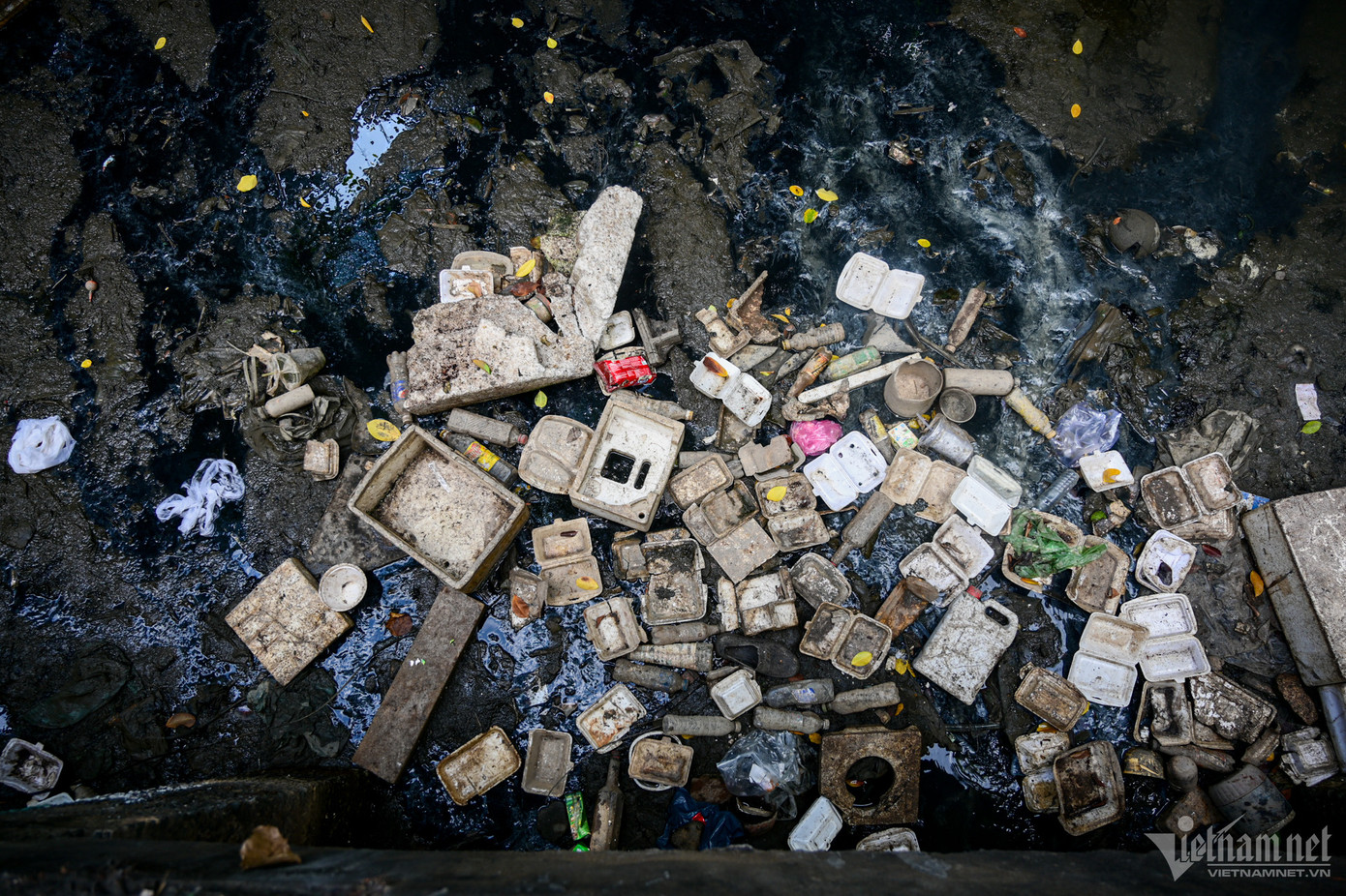 Có mặt tại đây, nhiều người dễ dàng cảm thấy không gian chật chội, ẩm thấp, mùi hôi bốc lên khắp nơi.