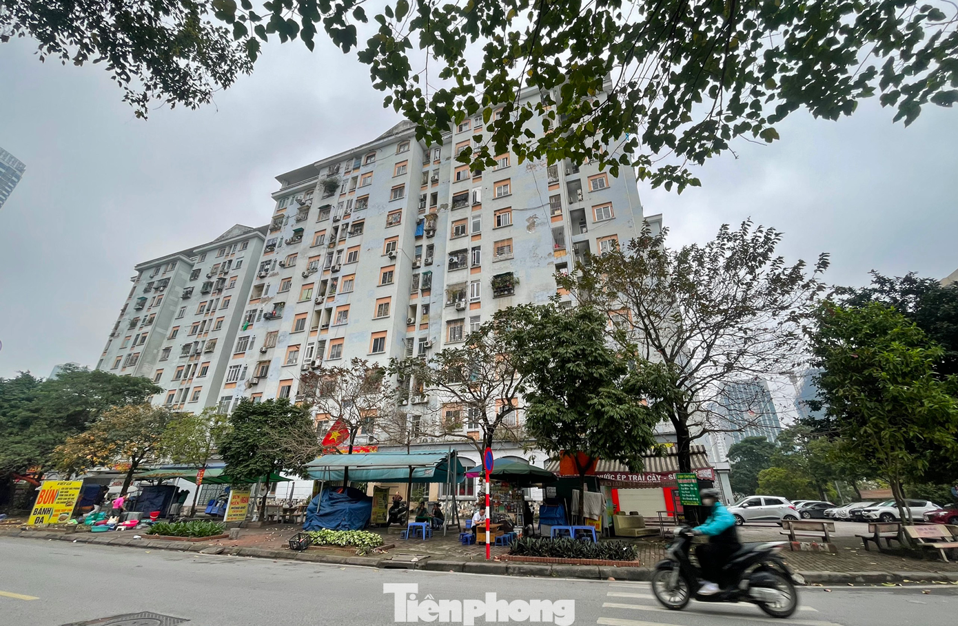 Tại Khu tái định cư A6 Nam Trung Yên (phường Trung Hòa, quận Cầu Giấy), tình trạng xuống cấp cũng “bi đát” không kém.