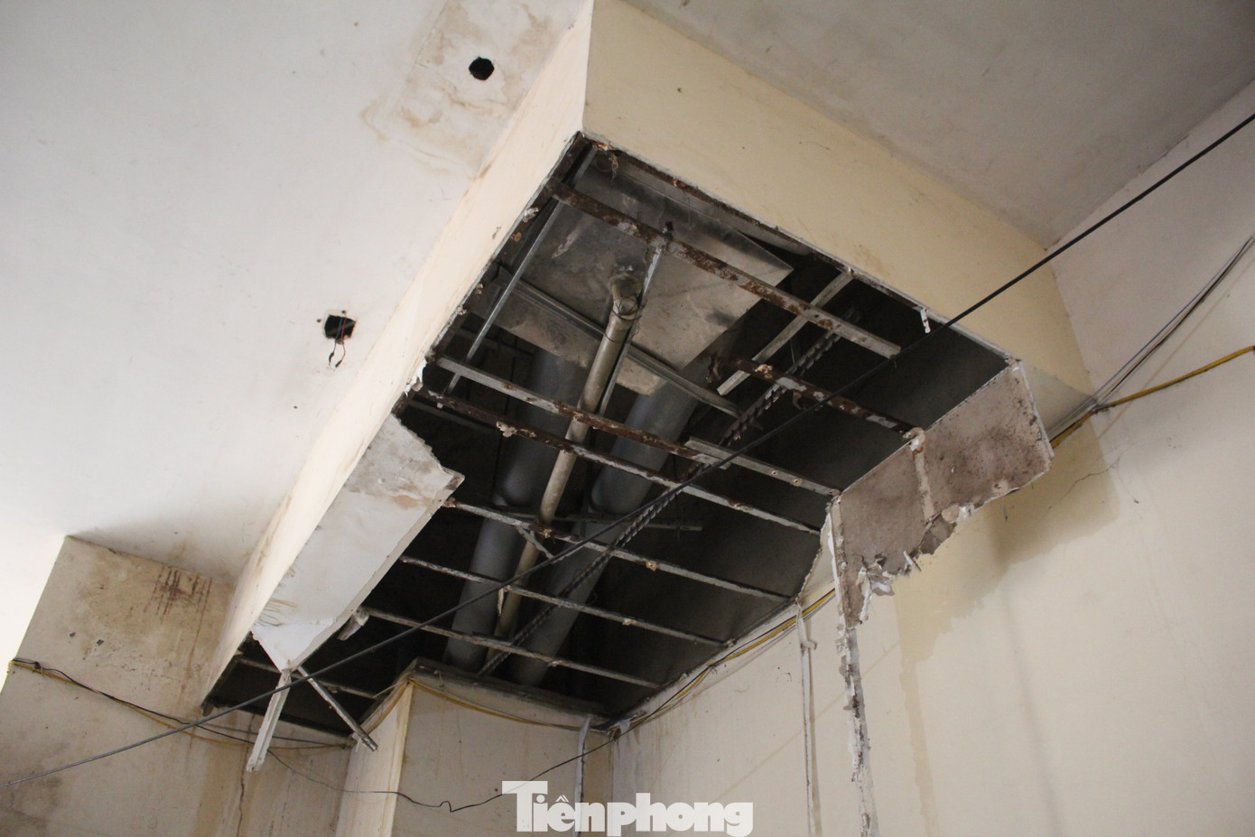 Do đó, nhiều năm qua cư dân phải tự đóng góp kinh phí để sửa chữa một số hạng mục thiết yếu thường xuyên hỏng hóc.