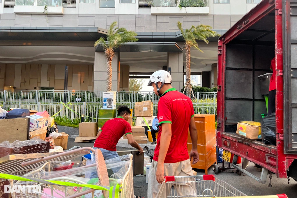 Chị N.P. cho người di dời đồ đạc, nội thất trong chiều 3/4 (Ảnh: Quỳnh Tâm). Chị N.P. cho người di dời đồ đạc, nội thất trong chiều 3/4 (Ảnh: Quỳnh Tâm).