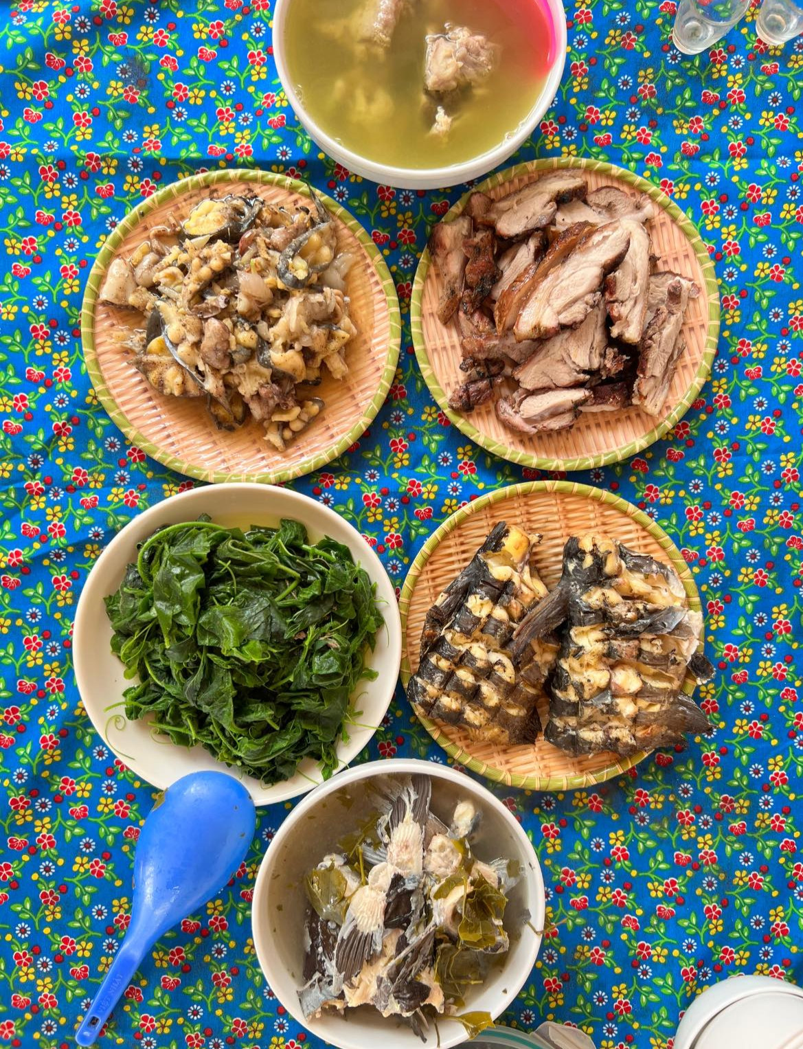 Ngọc Công (áo trắng) được cặp vợ chồng người Dao mời thưởng thức bữa cơm dân dã, mang đậm hương vị đặc trưng của vùng đất nơi đây Ngọc Công (áo trắng) được cặp vợ chồng người Dao mời thưởng thức bữa cơm dân dã, mang đậm hương vị đặc trưng của vùng đất nơi đây