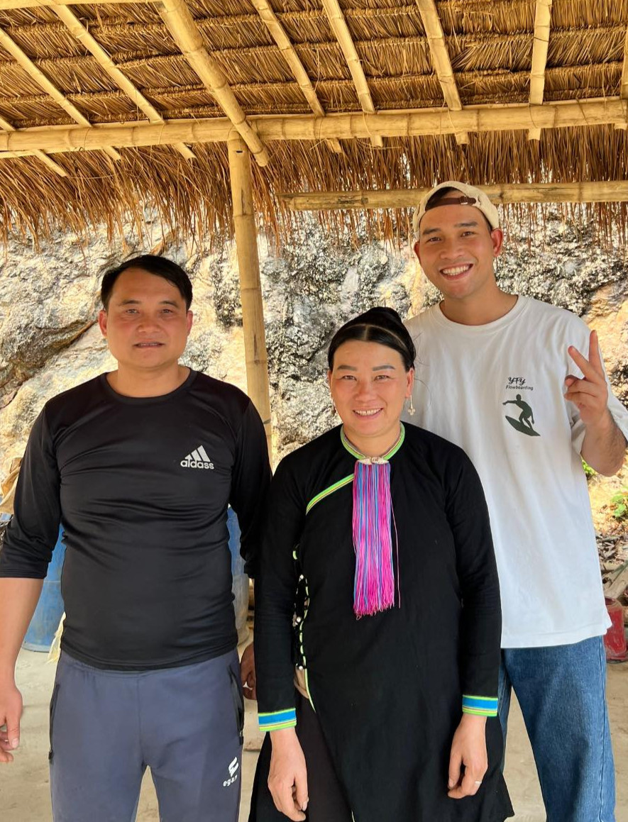 Ngọc Công (áo trắng) được cặp vợ chồng người Dao mời thưởng thức bữa cơm dân dã, mang đậm hương vị đặc trưng của vùng đất nơi đây Ngọc Công (áo trắng) được cặp vợ chồng người Dao mời thưởng thức bữa cơm dân dã, mang đậm hương vị đặc trưng của vùng đất nơi đây