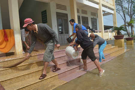 Giáo viên nữ ở nhà, giáo viên nam xắn quần lội tới trường dọn bùn non. ảnh Việt Hương