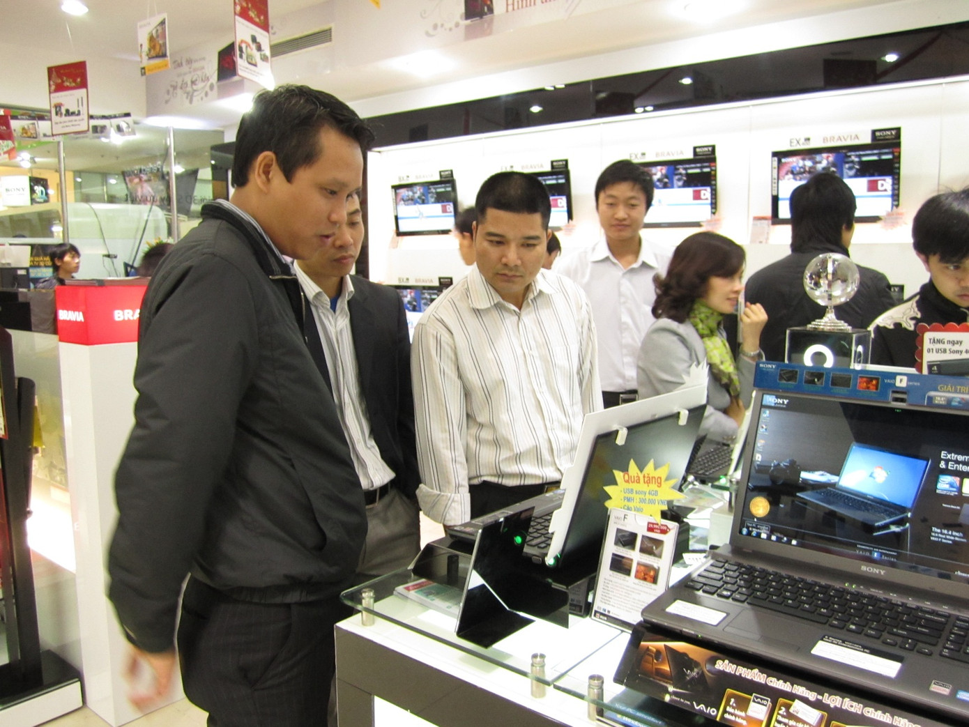 Khách hàng tham quan sản phẩm trong siêu thị Việt Long. Ảnh: Việt Long