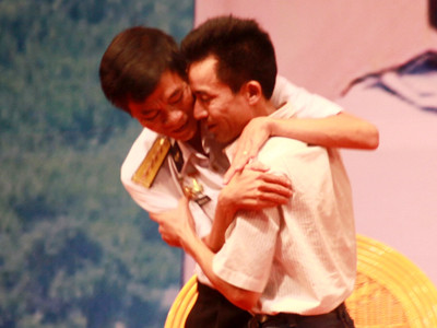 Anh hùng Nguyễn Văn Lanh nghẹn ngào gặp lại đồng đội Lê Hữu Thảo sau 25 năm