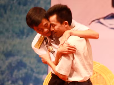 Anh hùng Nguyễn Văn Lanh nghẹn ngào gặp lại đồng đội Lê Hữu Thảo sau 25 năm