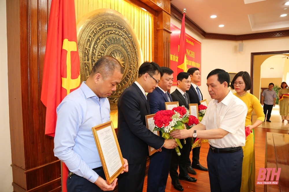 Phó Bí thư Thường trực Tỉnh ủy Lại Thế Nguyên trao Quyết định và tặng hoa chúc mừng. Phó Bí thư Thường trực Tỉnh ủy Lại Thế Nguyên trao Quyết định và tặng hoa chúc mừng.